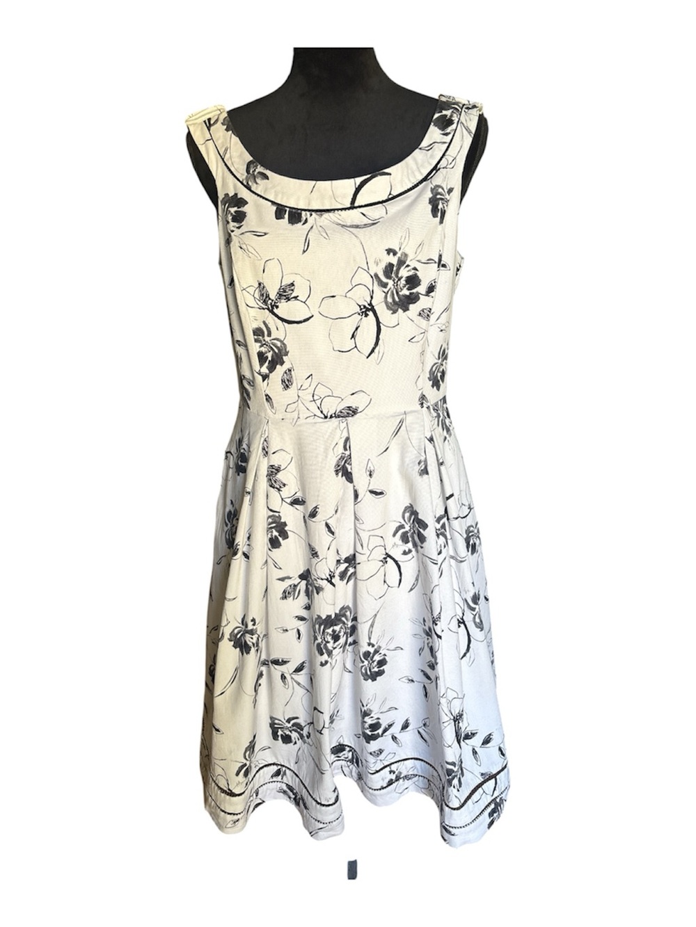 White House Black Market Black and White Floral Fit-and-Flare Dress Size 12P